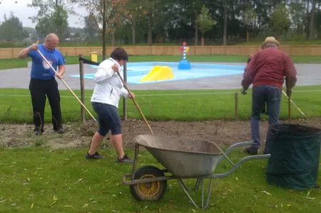Groenploeg aan het werk op zwembad de spetter